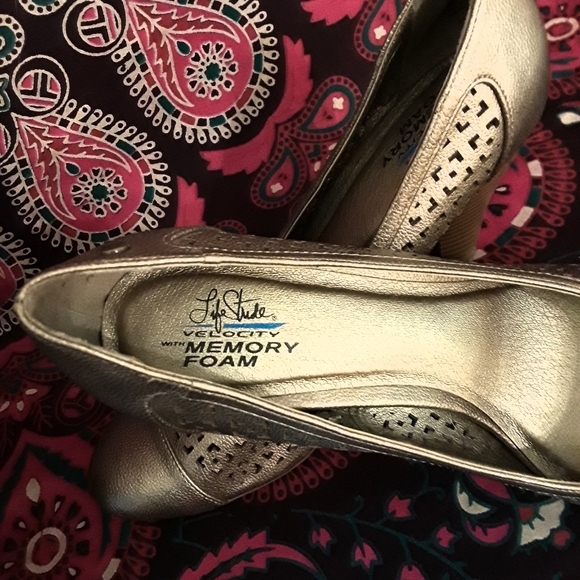NWOT Life Stride Pumps - Picture 6 of 9